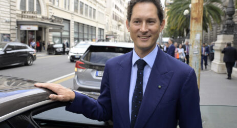 Elkann massaggia Meloni e balla la samba con Lula